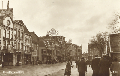 2728 Gezicht op het Vredenburg te Utrecht met links de huizen van de noordelijke gevelwand gezien naar de Lange Viestraat.